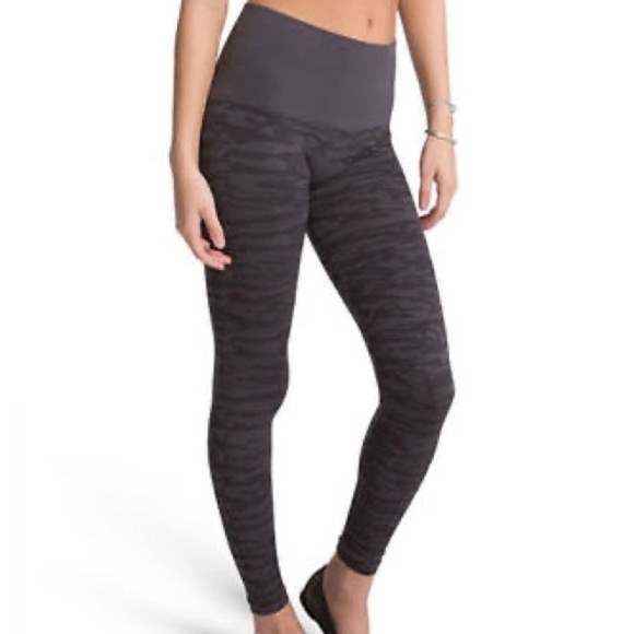 NWT SPANX Graphic Pepper Grey Camo Seamless Leggings - Picture 3 of 3